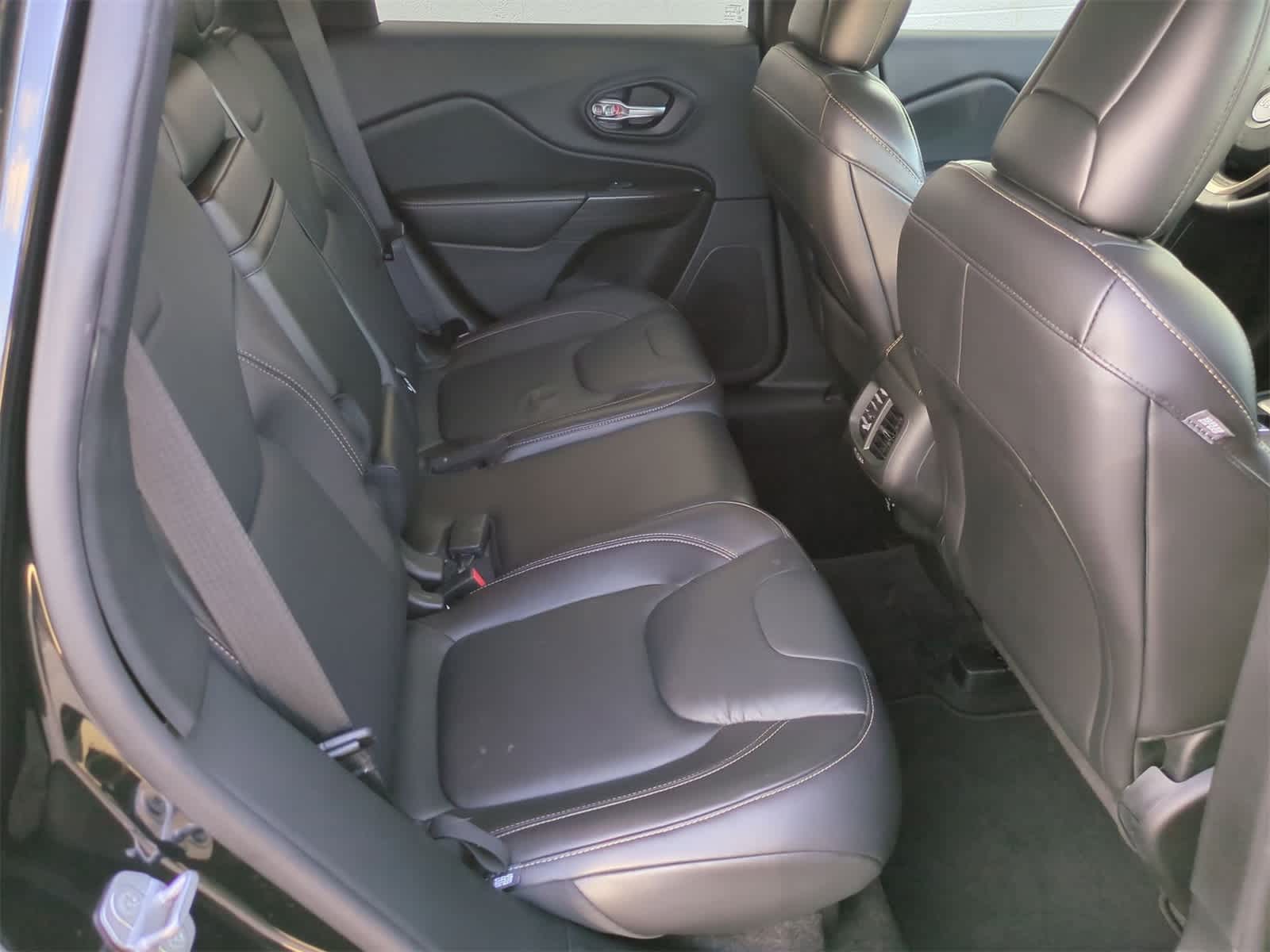Thumbnail: 2016 Jeep Cherokee - 21