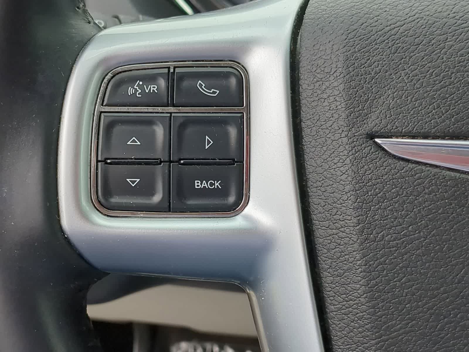 Thumbnail: 2013 Chrysler Town & Country - 23