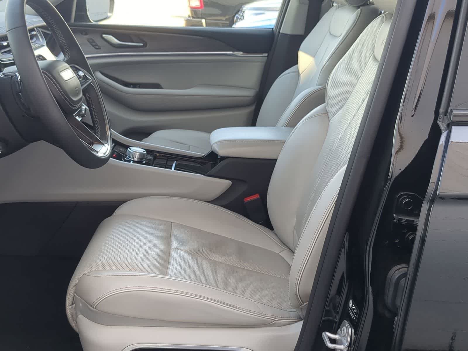 Thumbnail: 2023 Jeep Grand Cherokee - 16