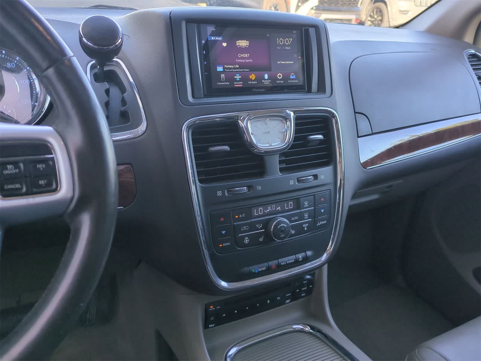 Thumbnail: 2011 Chrysler Town & Country - 26