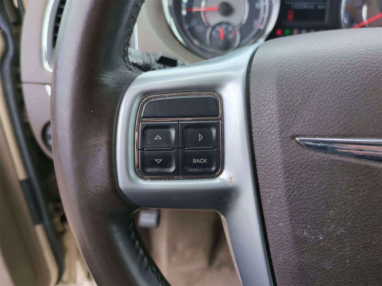 Thumbnail: 2011 Chrysler Town & Country - 20