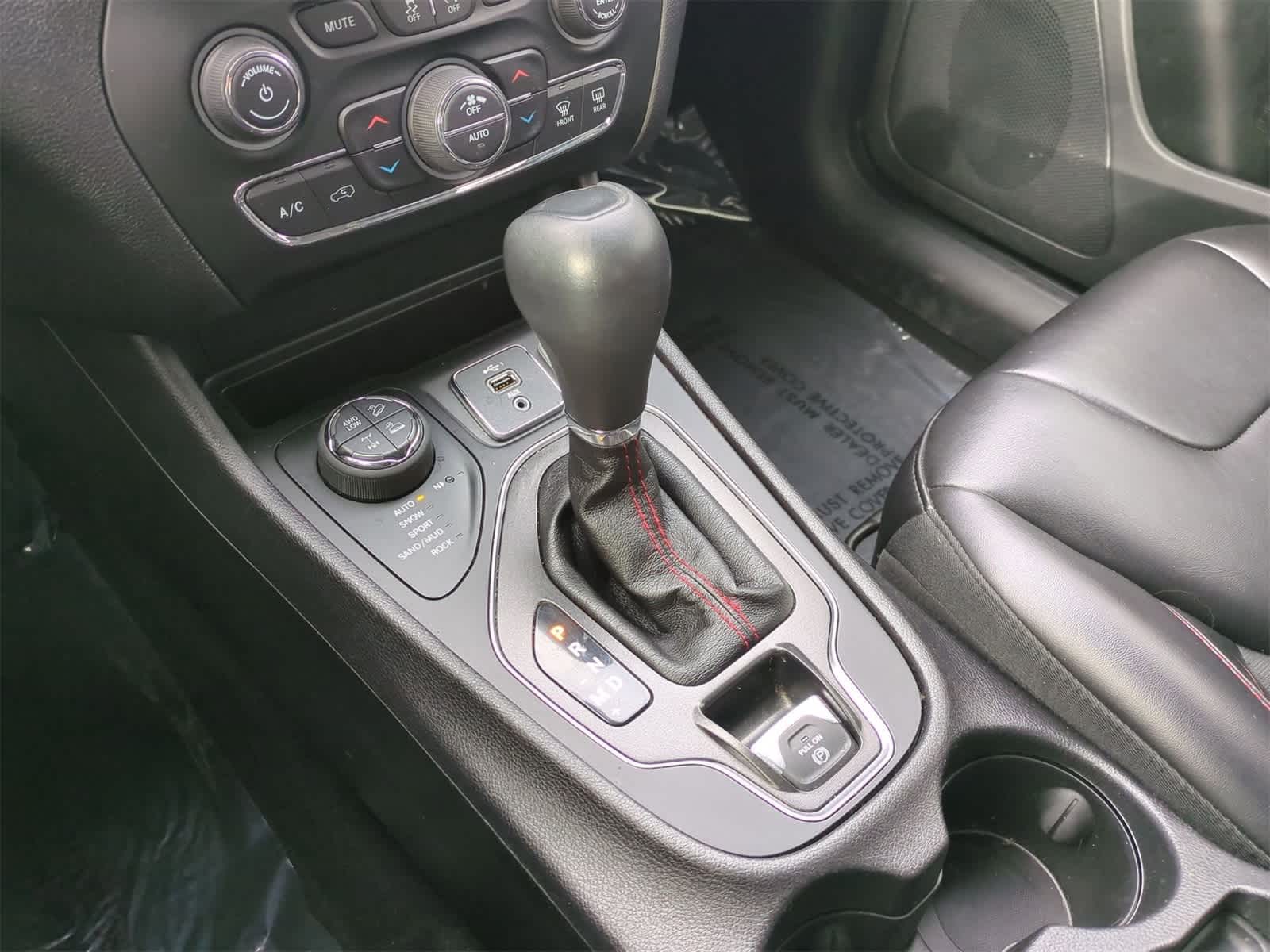 Thumbnail: 2019 Jeep Cherokee - 32