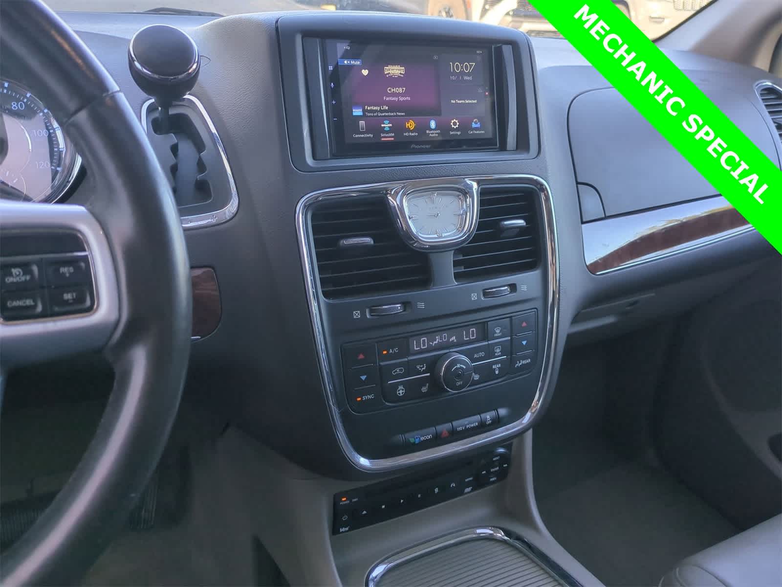 Thumbnail: 2011 Chrysler Town & Country - 26