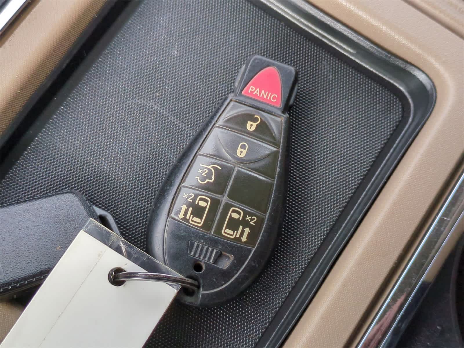 Thumbnail: 2011 Chrysler Town & Country - 27