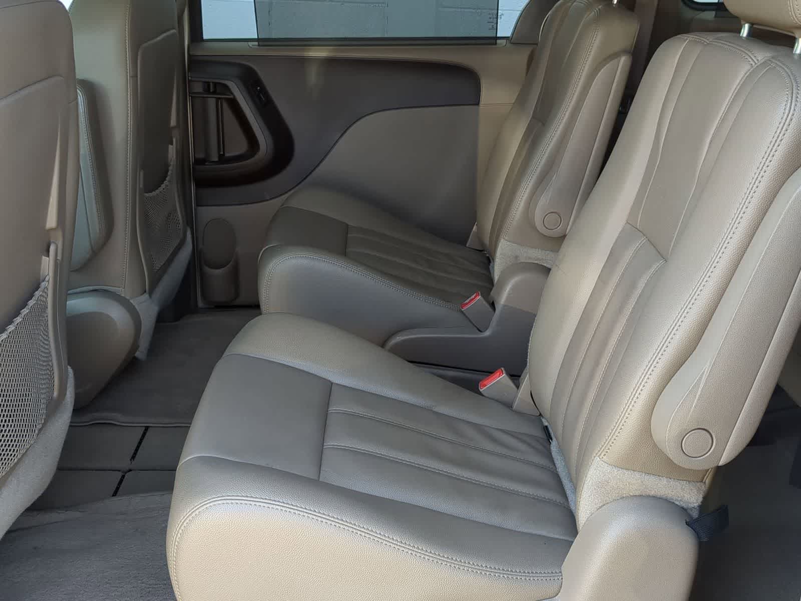 Thumbnail: 2013 Chrysler Town & Country - 19