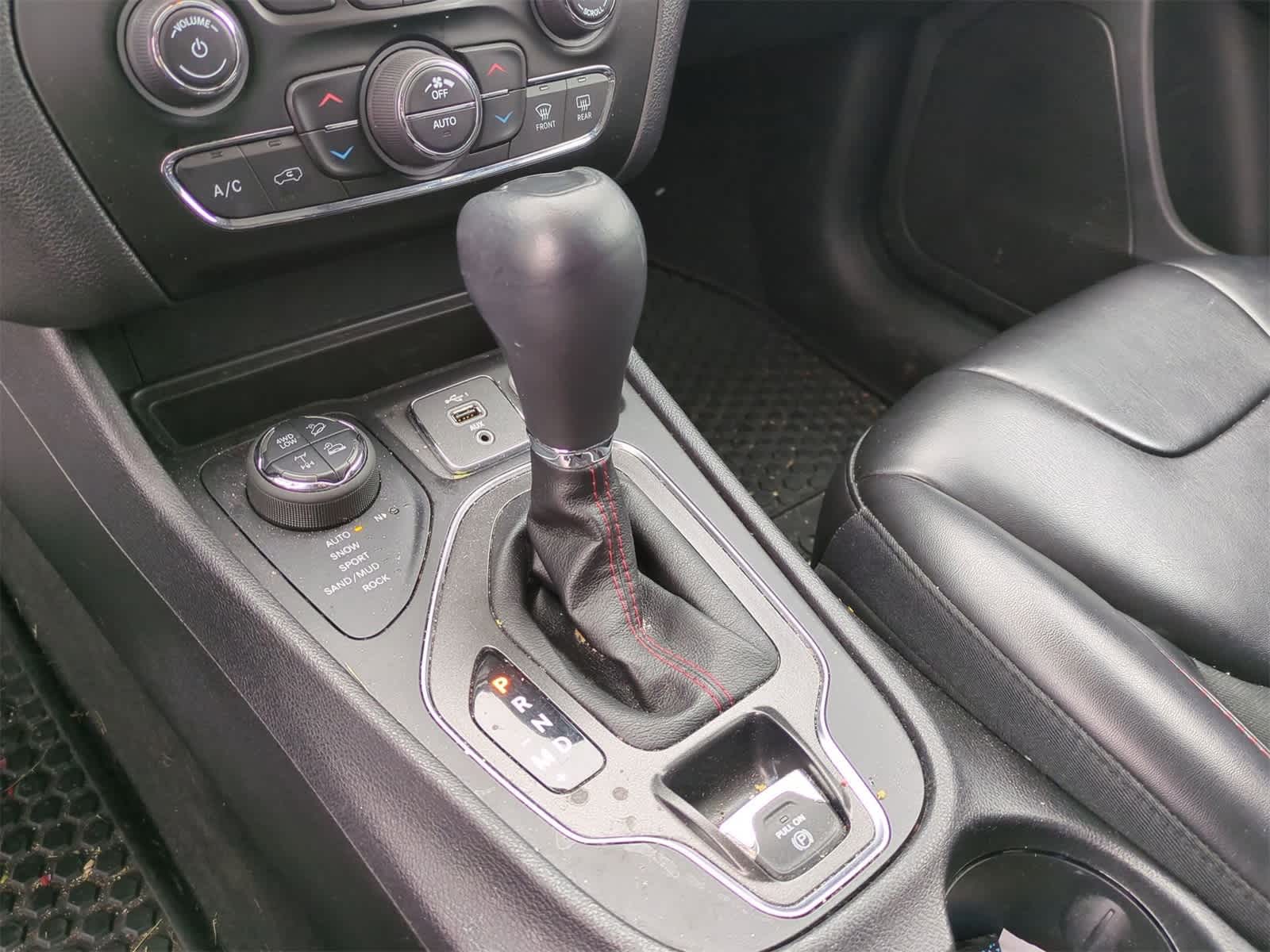 Thumbnail: 2019 Jeep Cherokee - 32