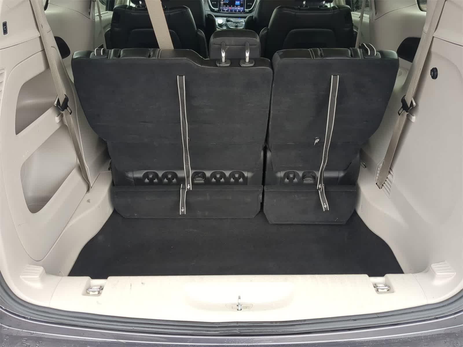 Thumbnail: 2023 Chrysler Pacifica - 32