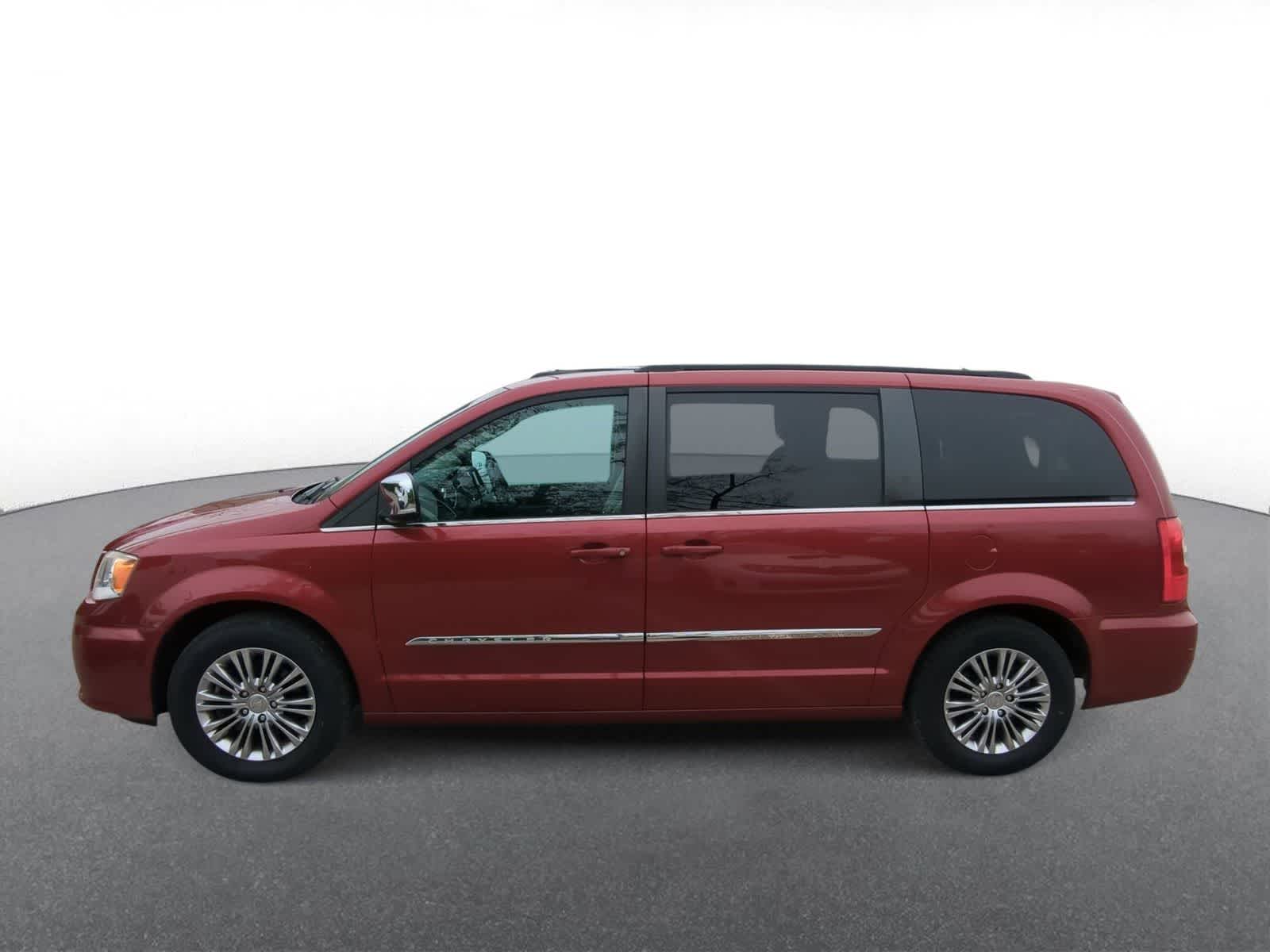 Thumbnail: 2013 Chrysler Town & Country - 9