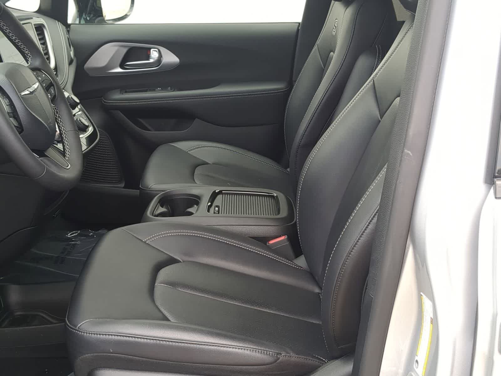 Thumbnail: 2024 Chrysler Pacifica - 16