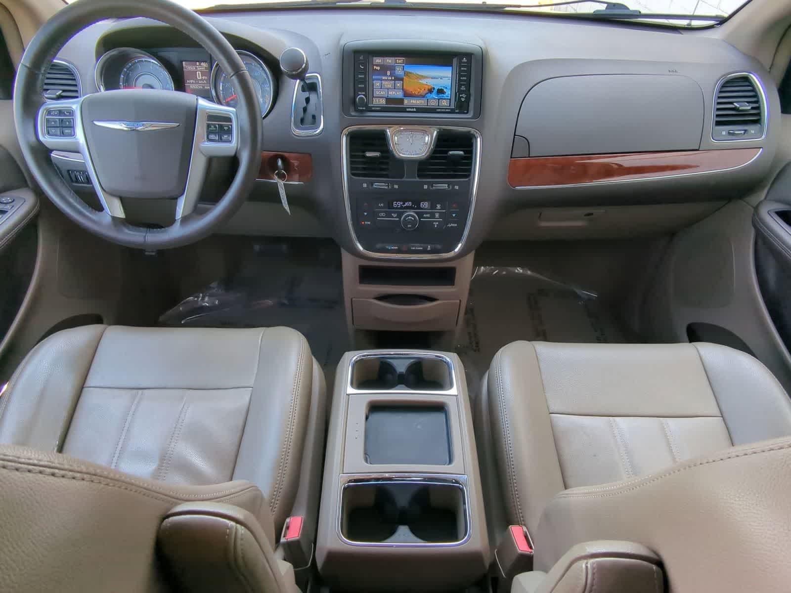Thumbnail: 2013 Chrysler Town & Country - 15