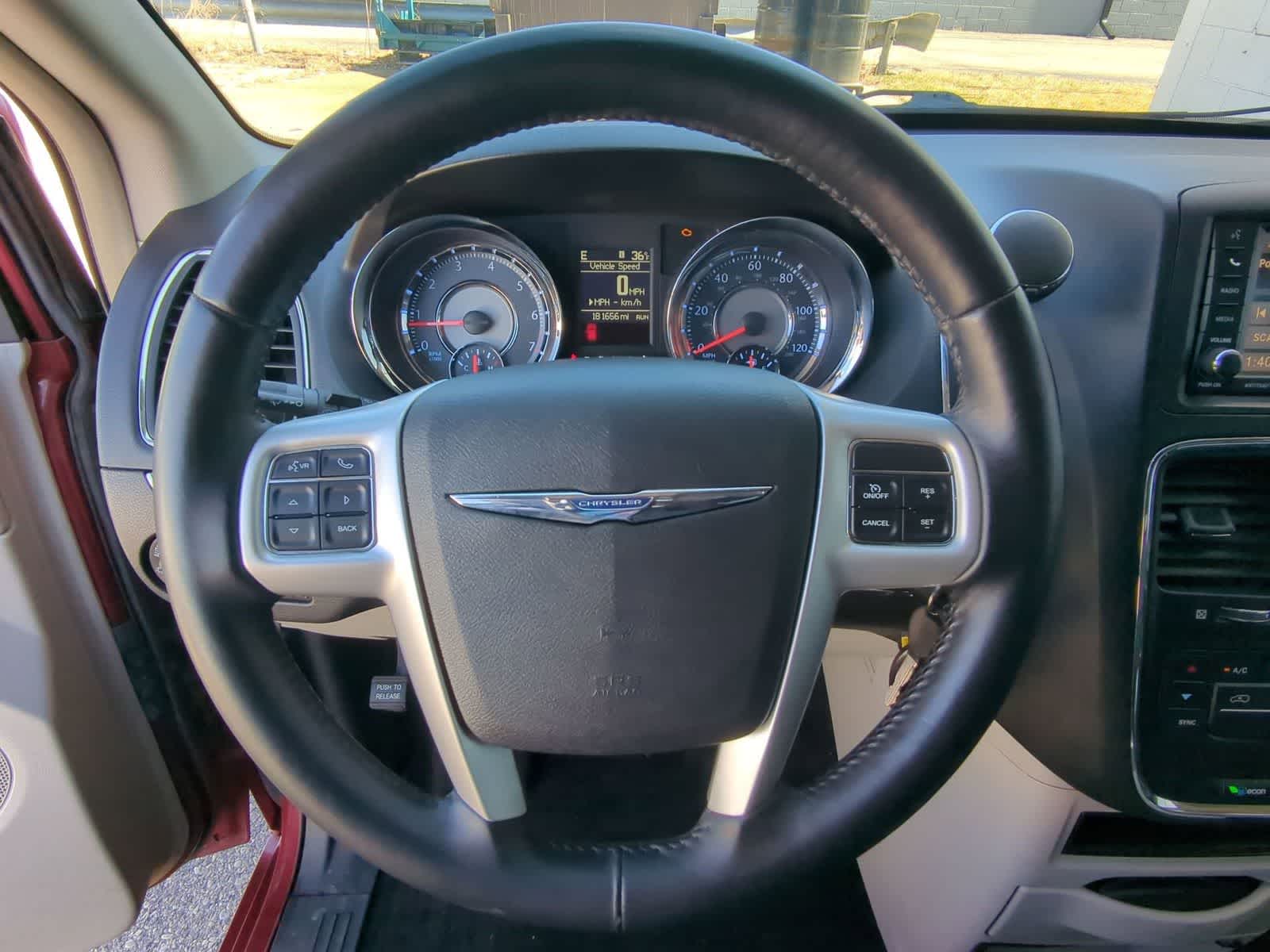 Thumbnail: 2014 Chrysler Town & Country - 22