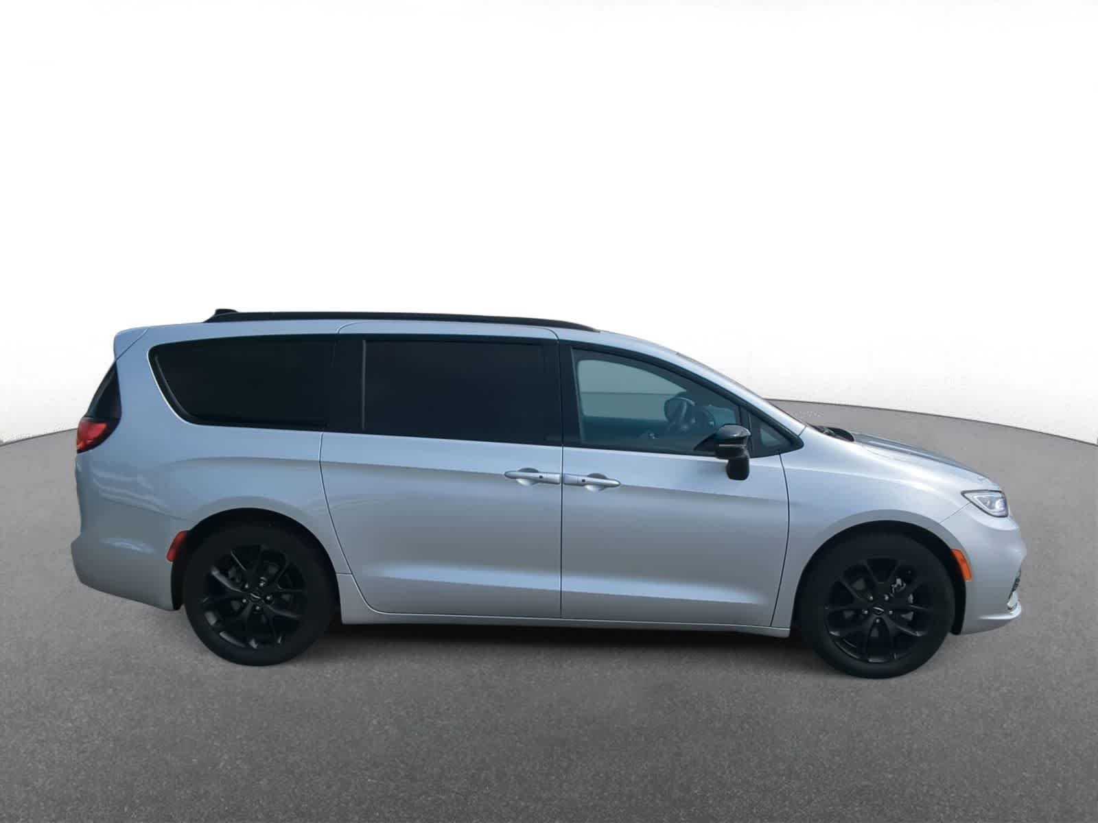 Thumbnail: 2024 Chrysler Pacifica - 9