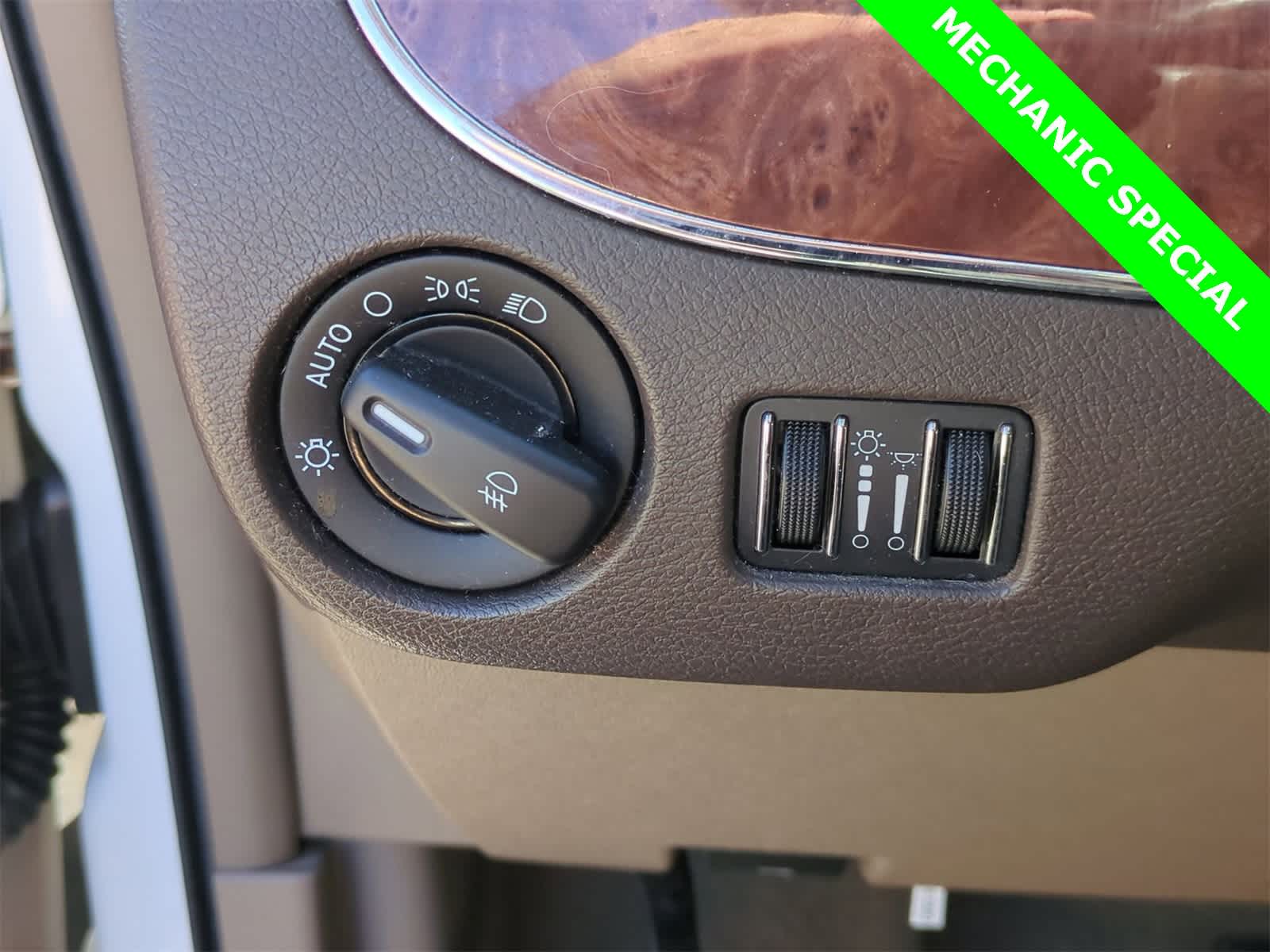 Thumbnail: 2011 Chrysler Town & Country - 27