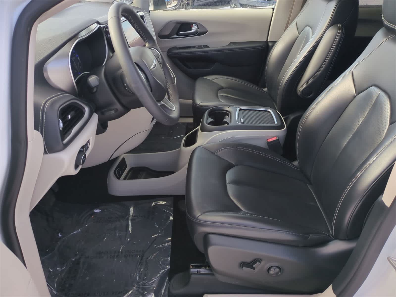 Thumbnail: 2023 Chrysler Pacifica - 16