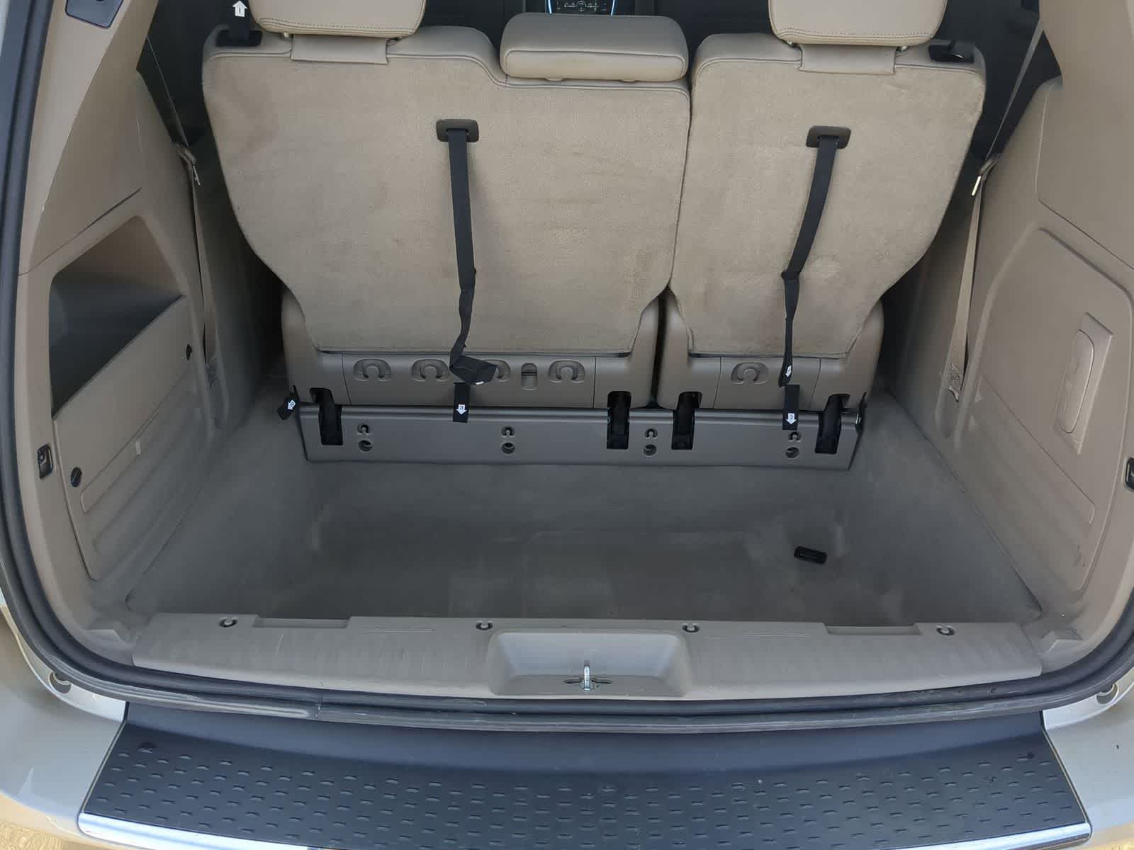 Thumbnail: 2013 Chrysler Town & Country - 30