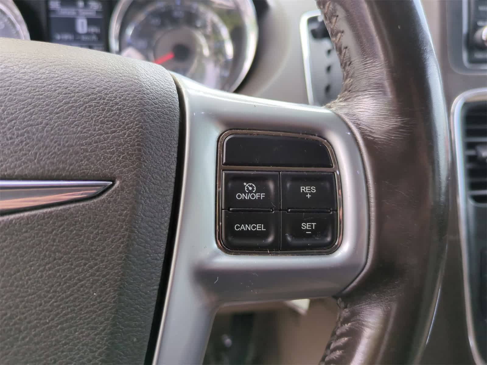 Thumbnail: 2011 Chrysler Town & Country - 21