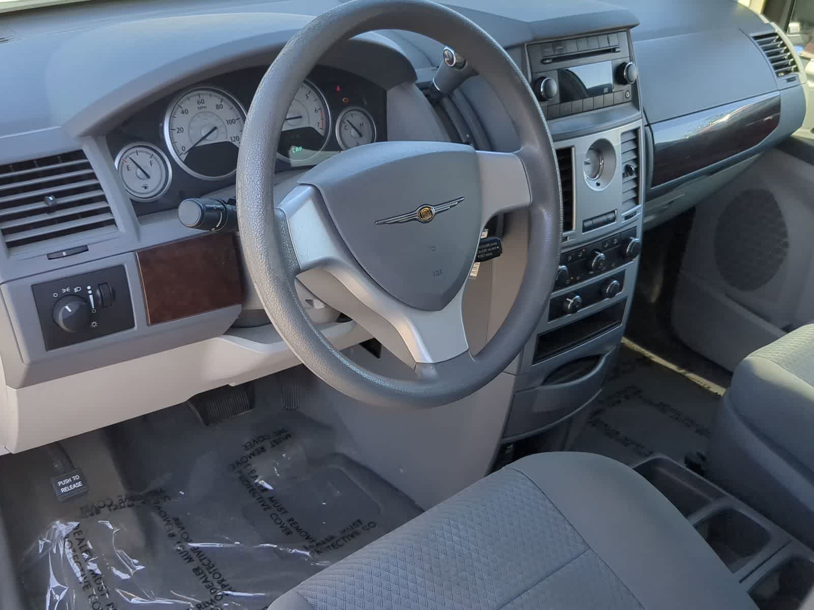 Thumbnail: 2010 Chrysler Town & Country - 10