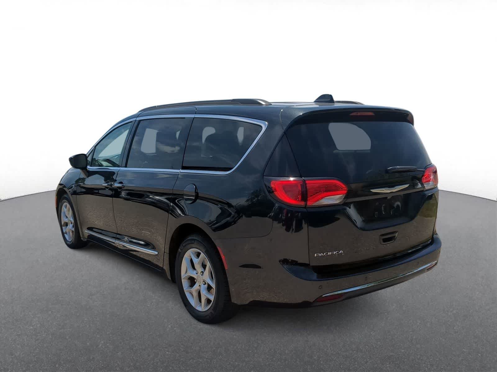 Thumbnail: 2017 Chrysler Pacifica - 6