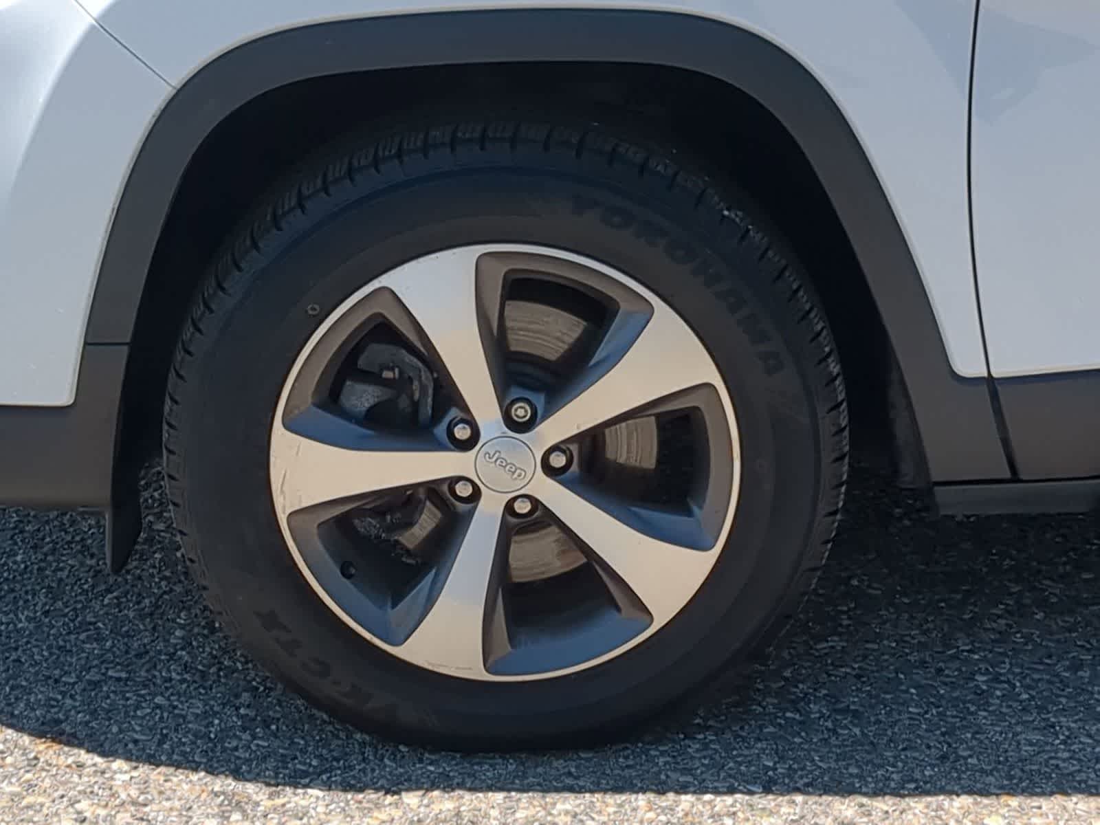 Thumbnail: 2020 Jeep Cherokee - 14
