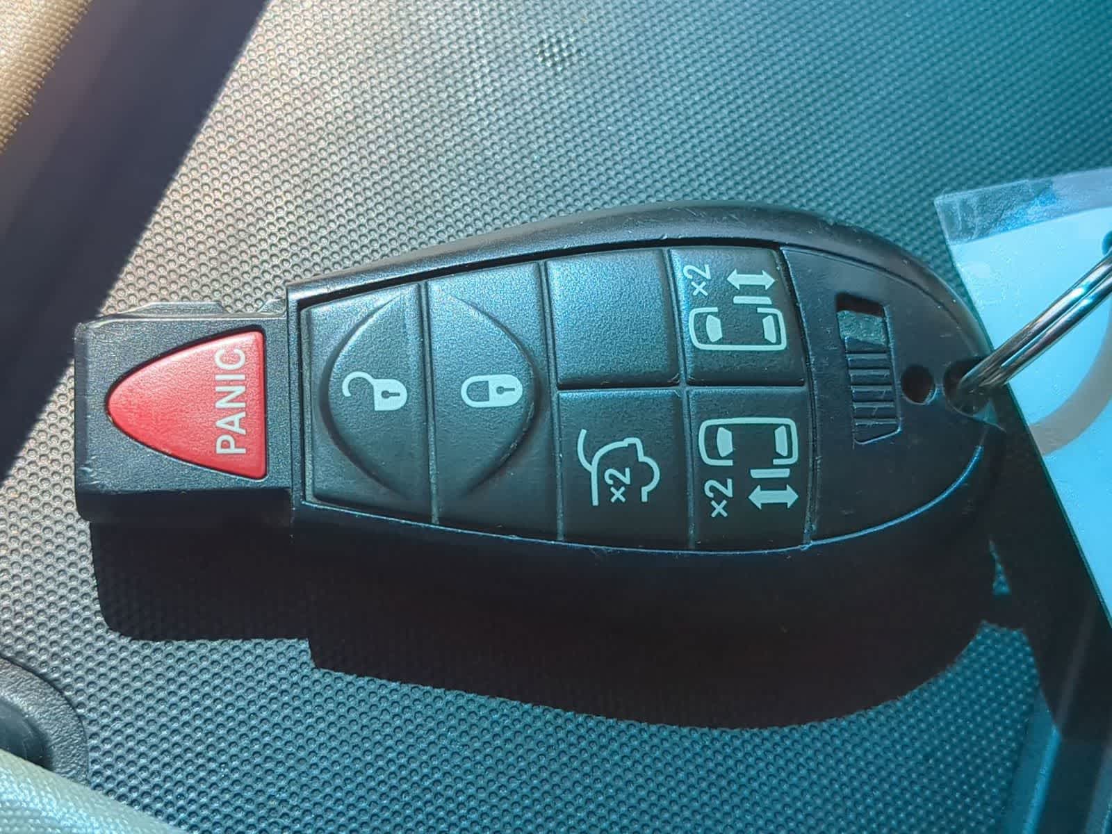 Thumbnail: 2013 Chrysler Town & Country - 31