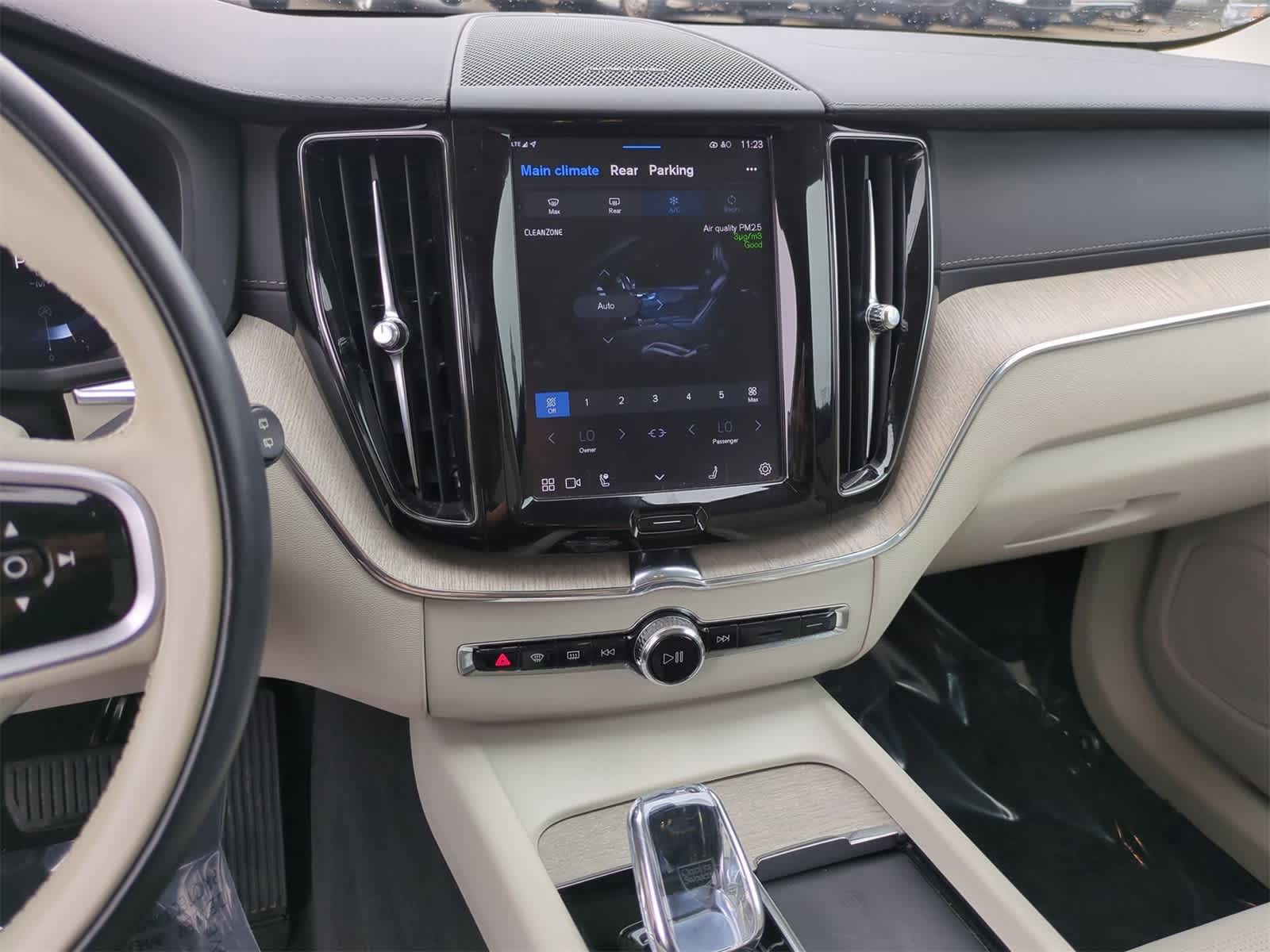 Thumbnail: 2022 Volvo XC60 - 25
