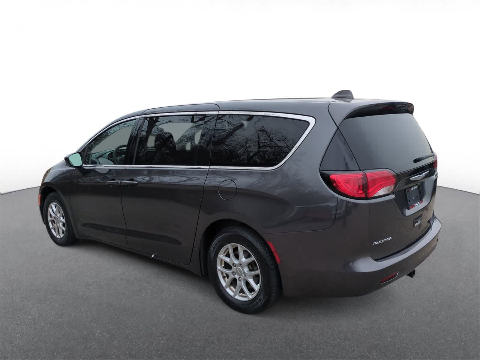 Thumbnail: 2017 Chrysler Pacifica - 6