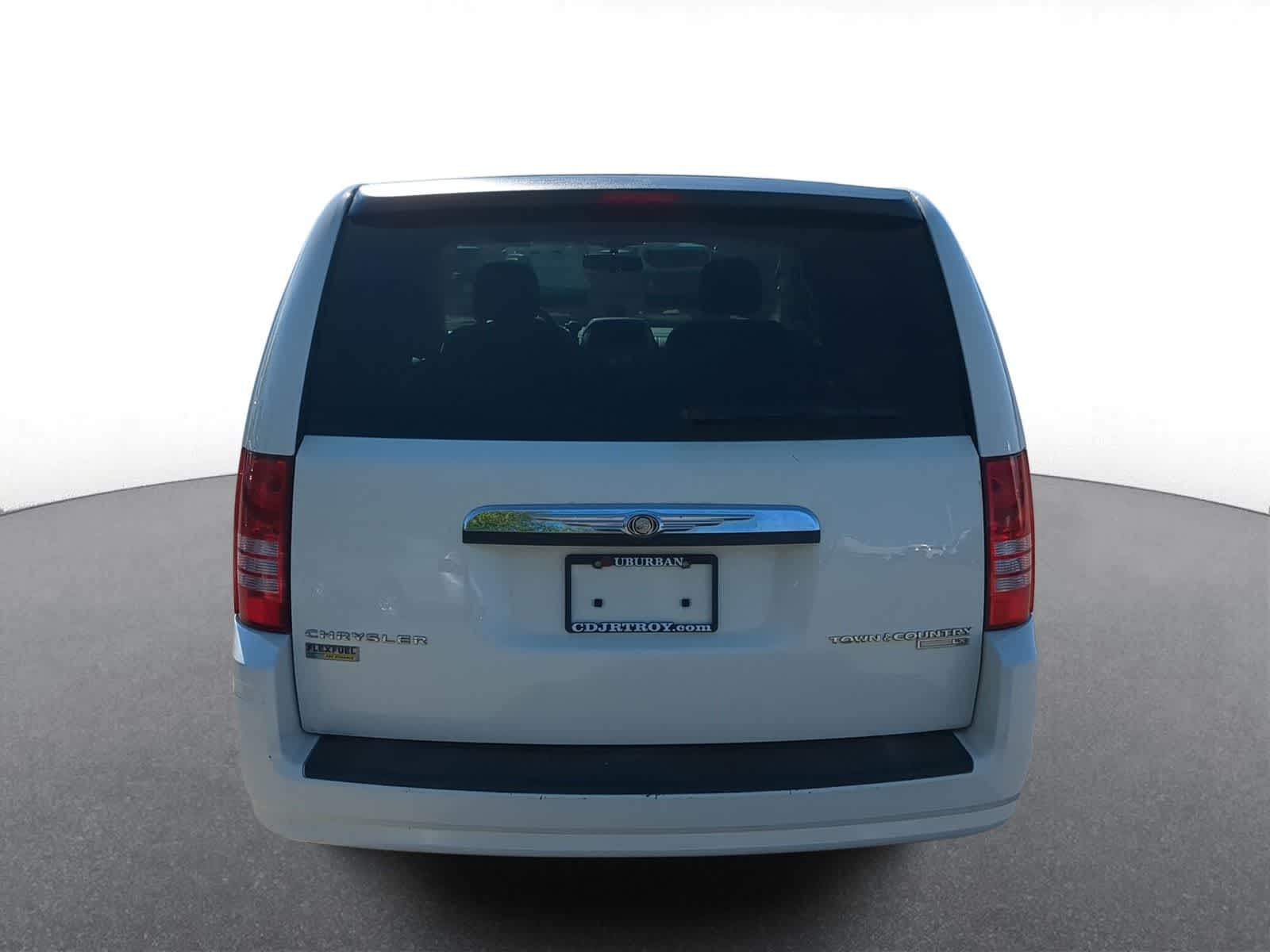 Thumbnail: 2010 Chrysler Town & Country - 7