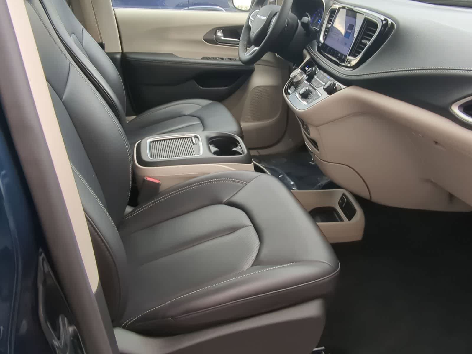 Thumbnail: 2023 Chrysler Pacifica - 21