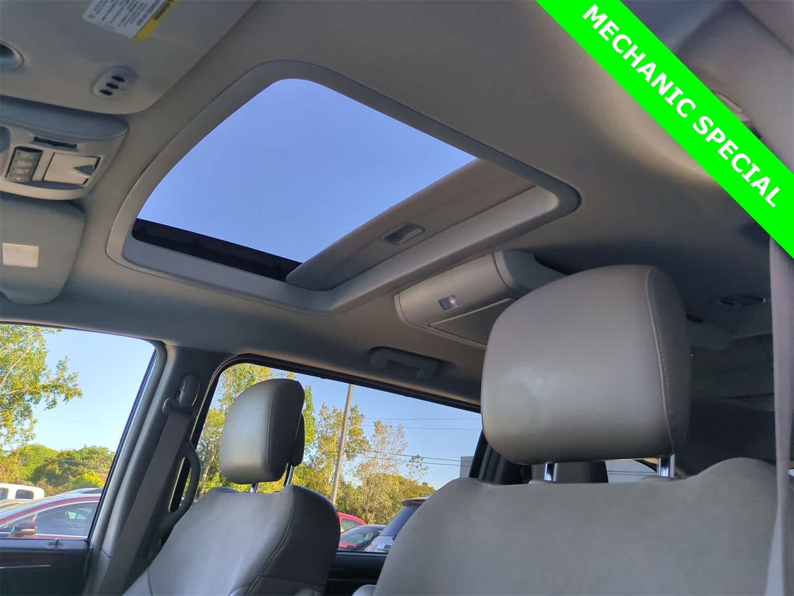 Thumbnail: 2011 Chrysler Town & Country - 18