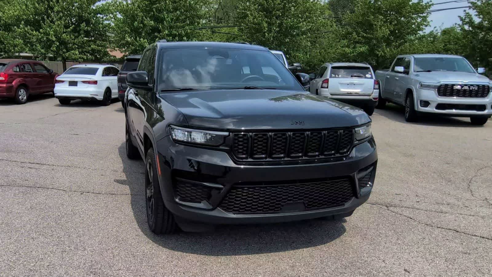 Thumbnail: 2023 Jeep Grand Cherokee - 3