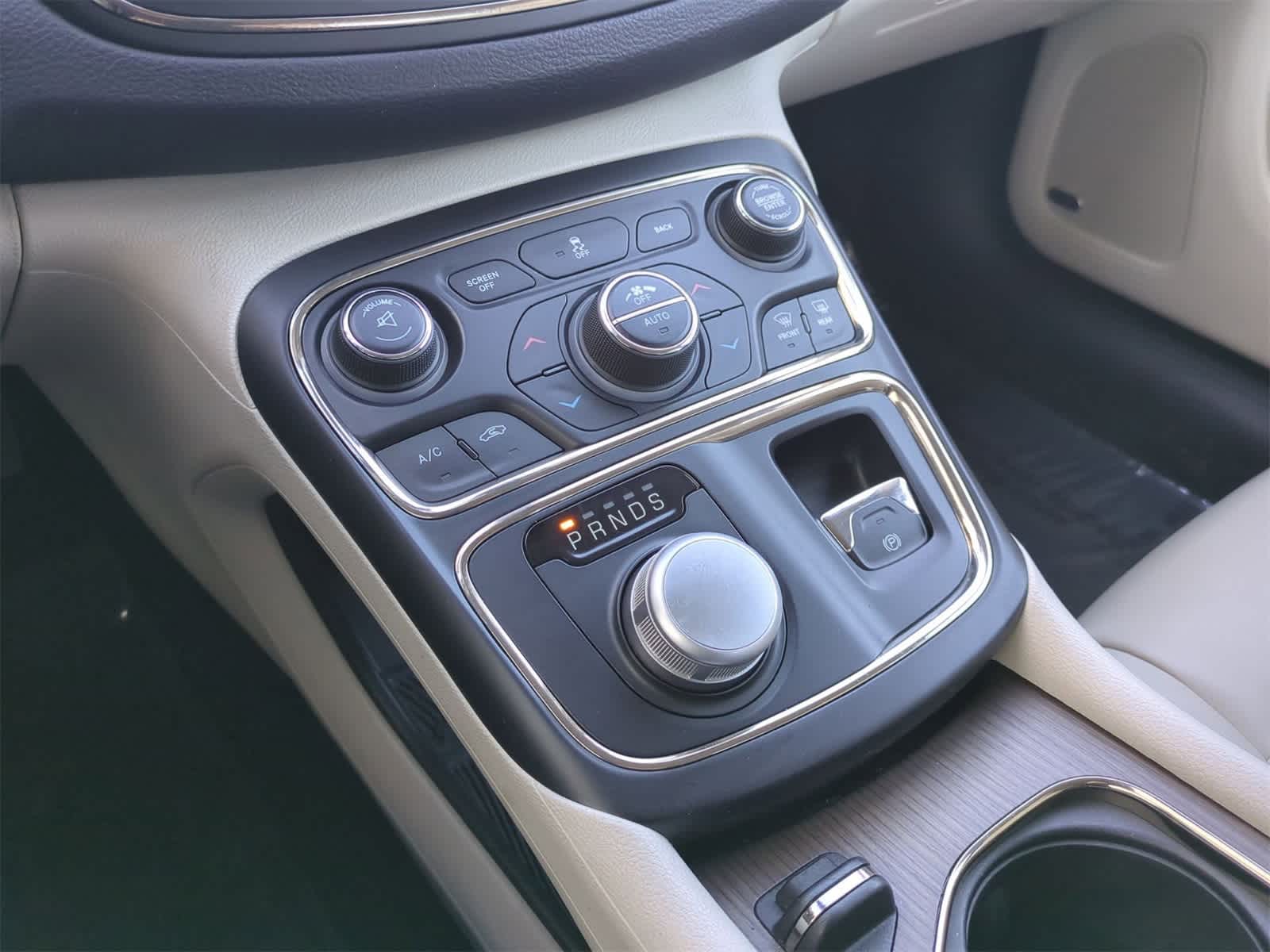 Thumbnail: 2015 Chrysler 200 - 31