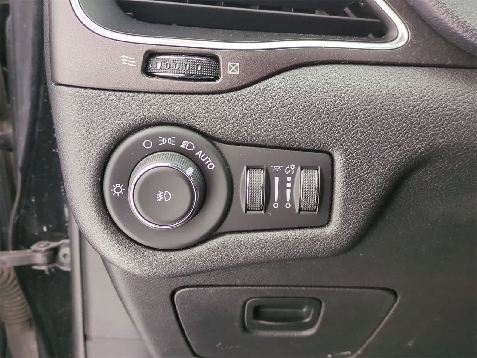 Thumbnail: 2019 Jeep Cherokee - 28