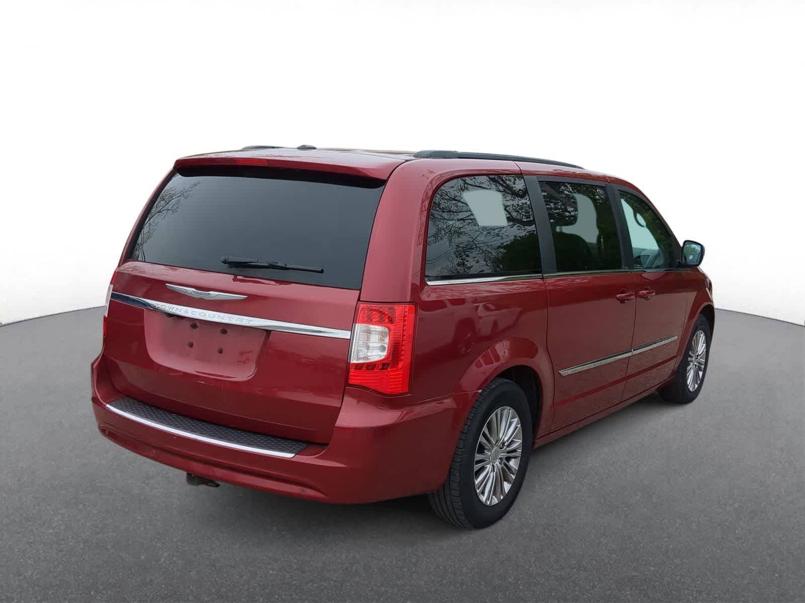 Thumbnail: 2013 Chrysler Town & Country - 8