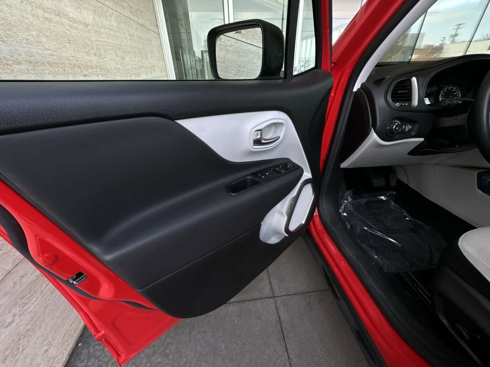 Thumbnail: 2022 Jeep Renegade - 28