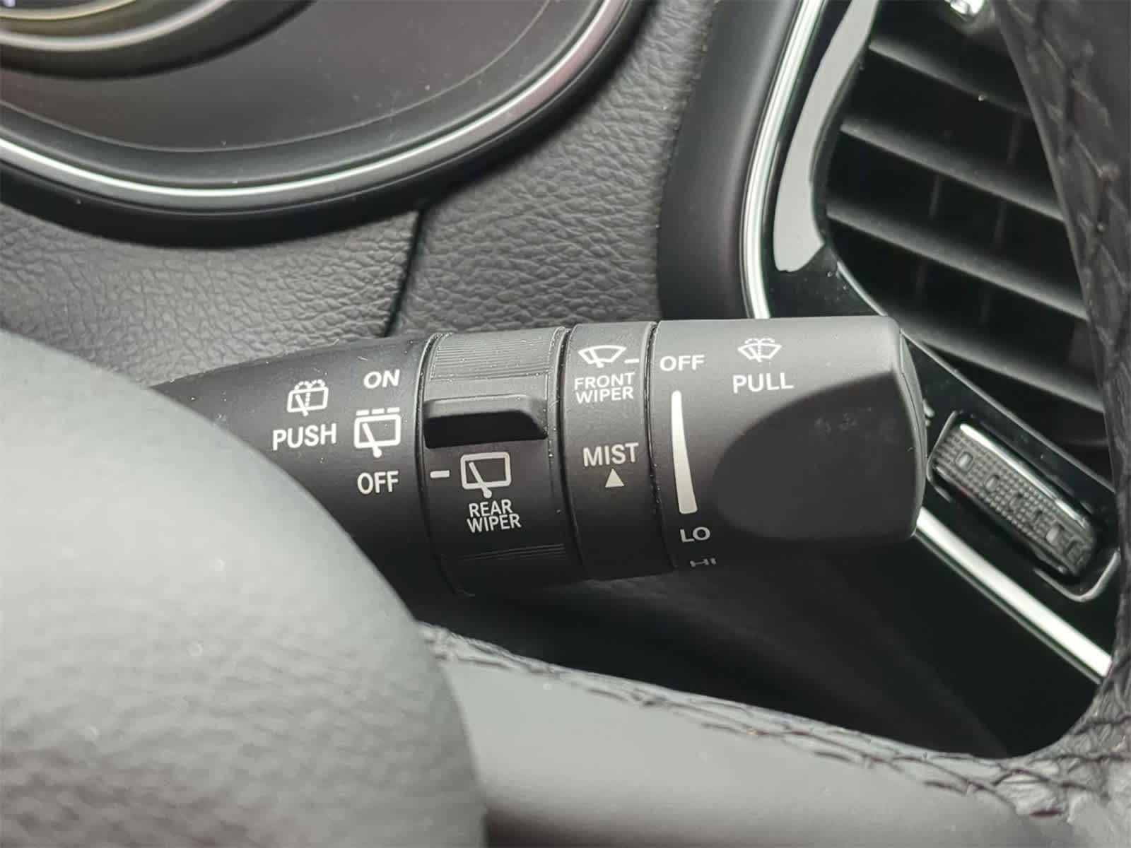 Thumbnail: 2019 Jeep Cherokee - 32