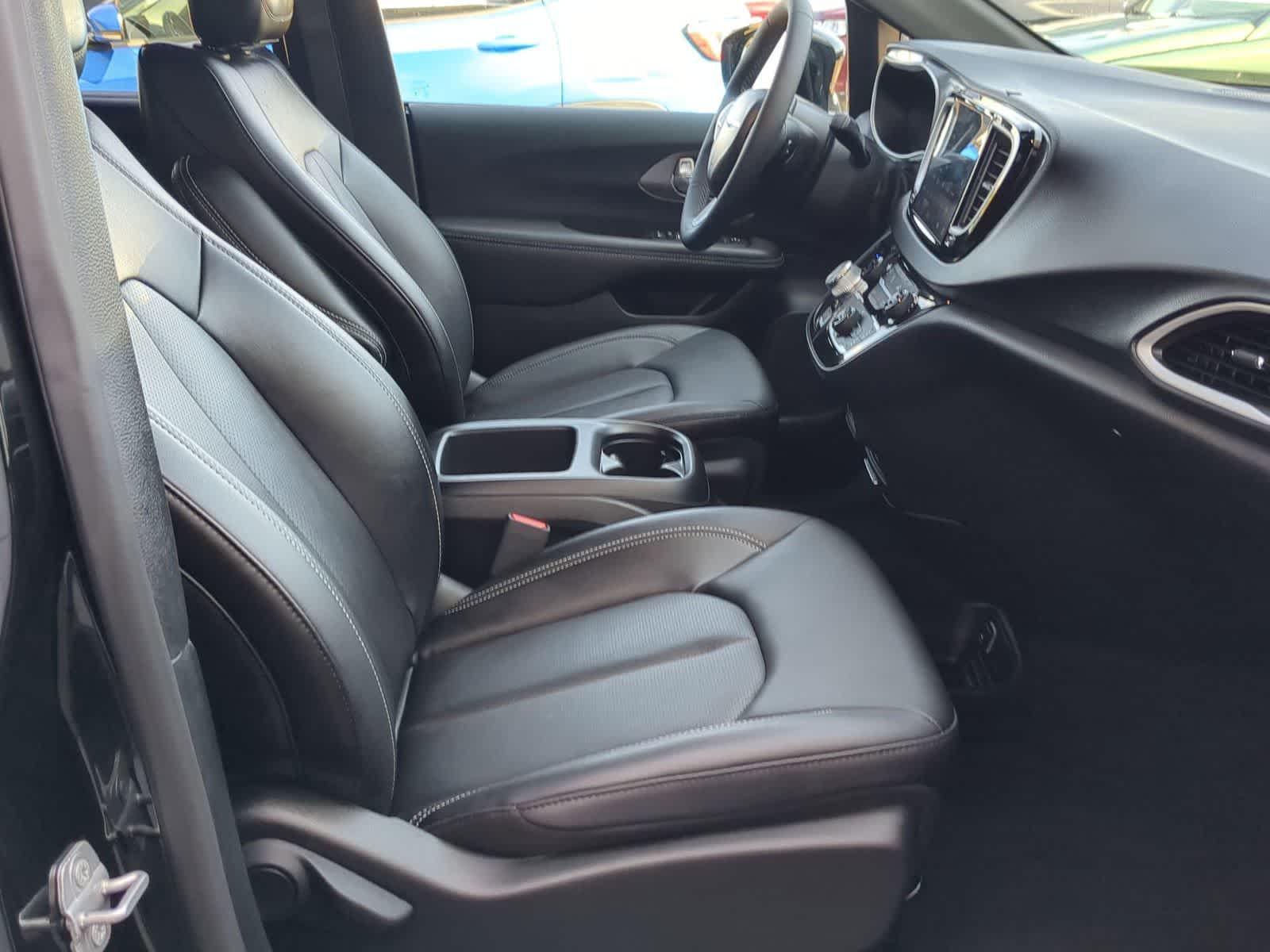 Thumbnail: 2025 Chrysler Voyager - 21