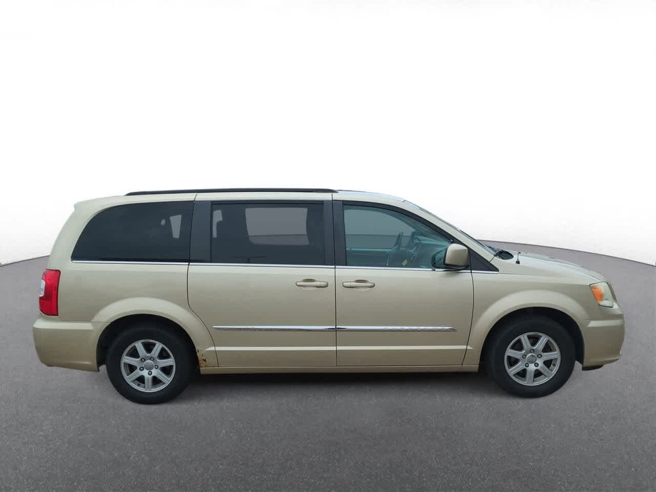 Thumbnail: 2011 Chrysler Town & Country - 9