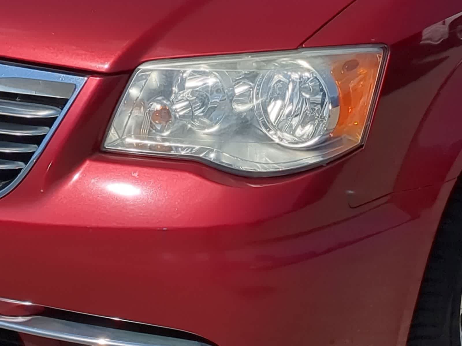 Thumbnail: 2014 Chrysler Town & Country - 11