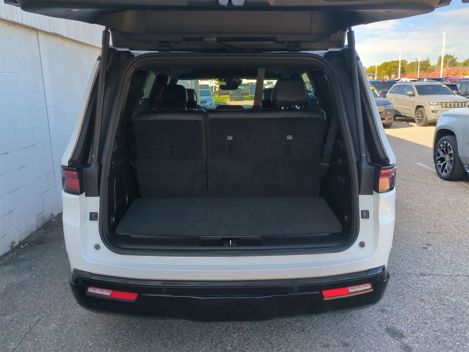 Thumbnail: 2023 Jeep Wagoneer - 34