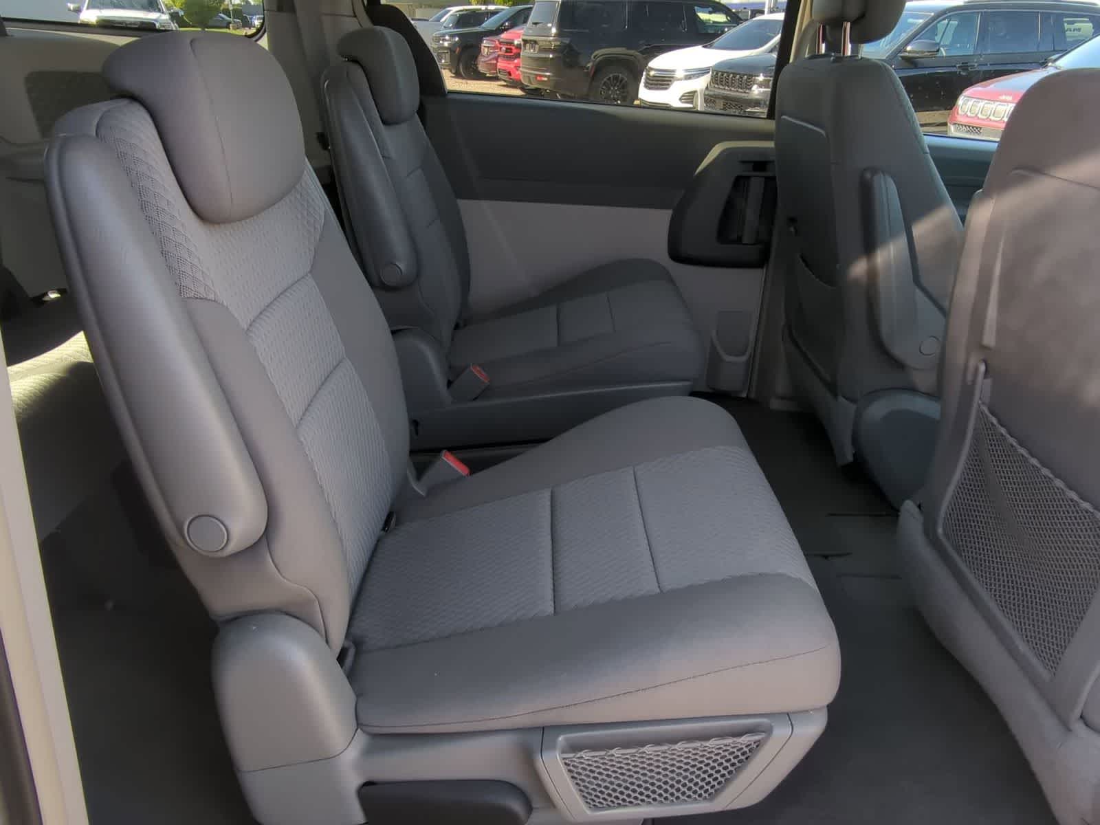 Thumbnail: 2010 Chrysler Town & Country - 20