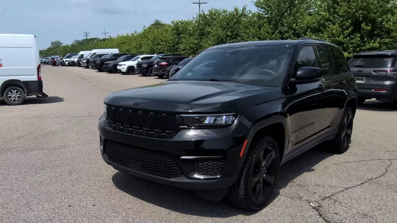 Thumbnail: 2023 Jeep Grand Cherokee - 4