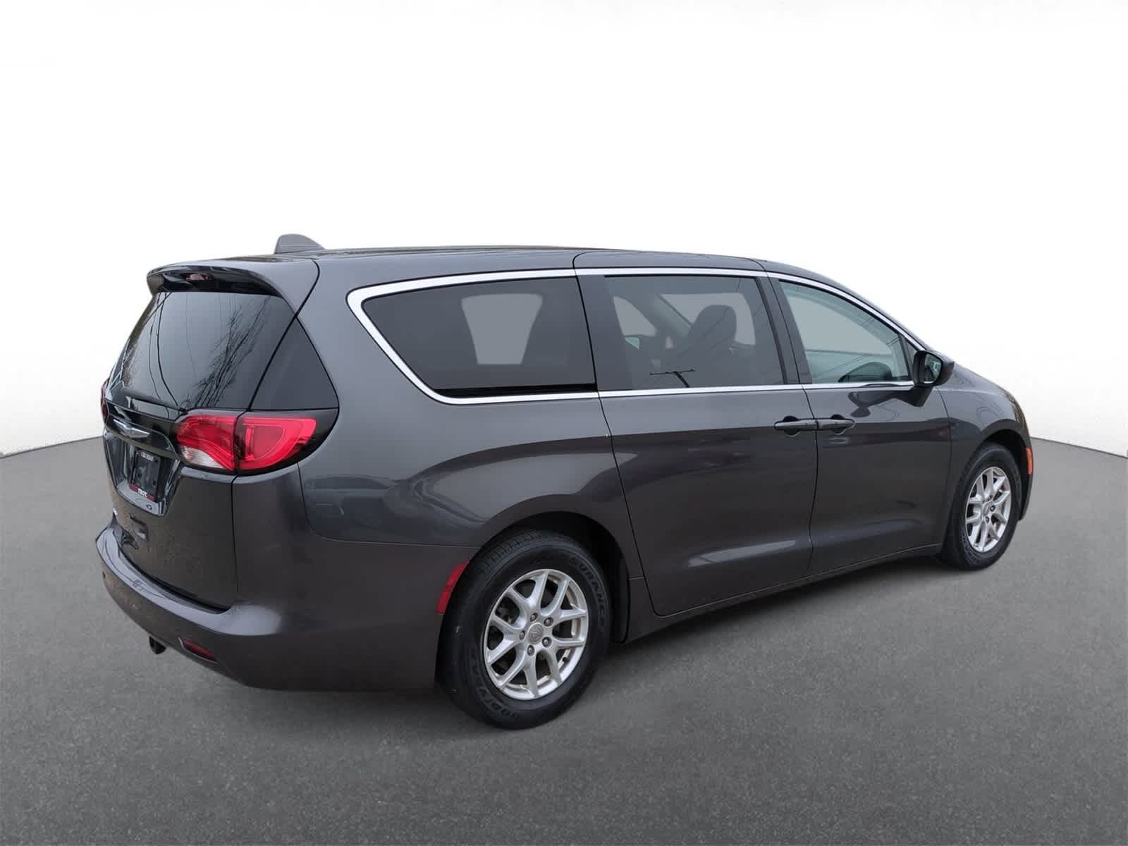 Thumbnail: 2017 Chrysler Pacifica - 8