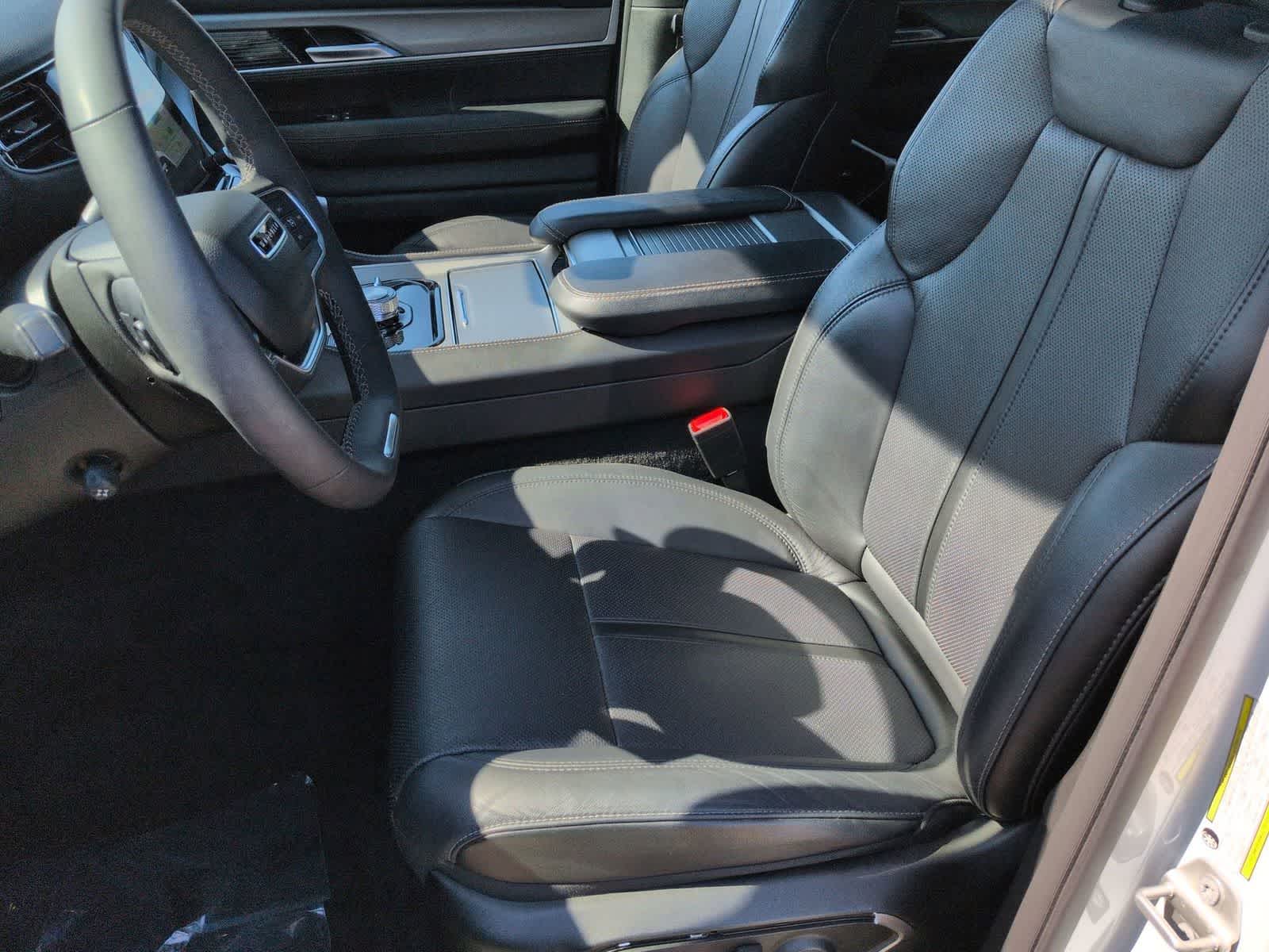 Thumbnail: 2024 Jeep Wagoneer - 16