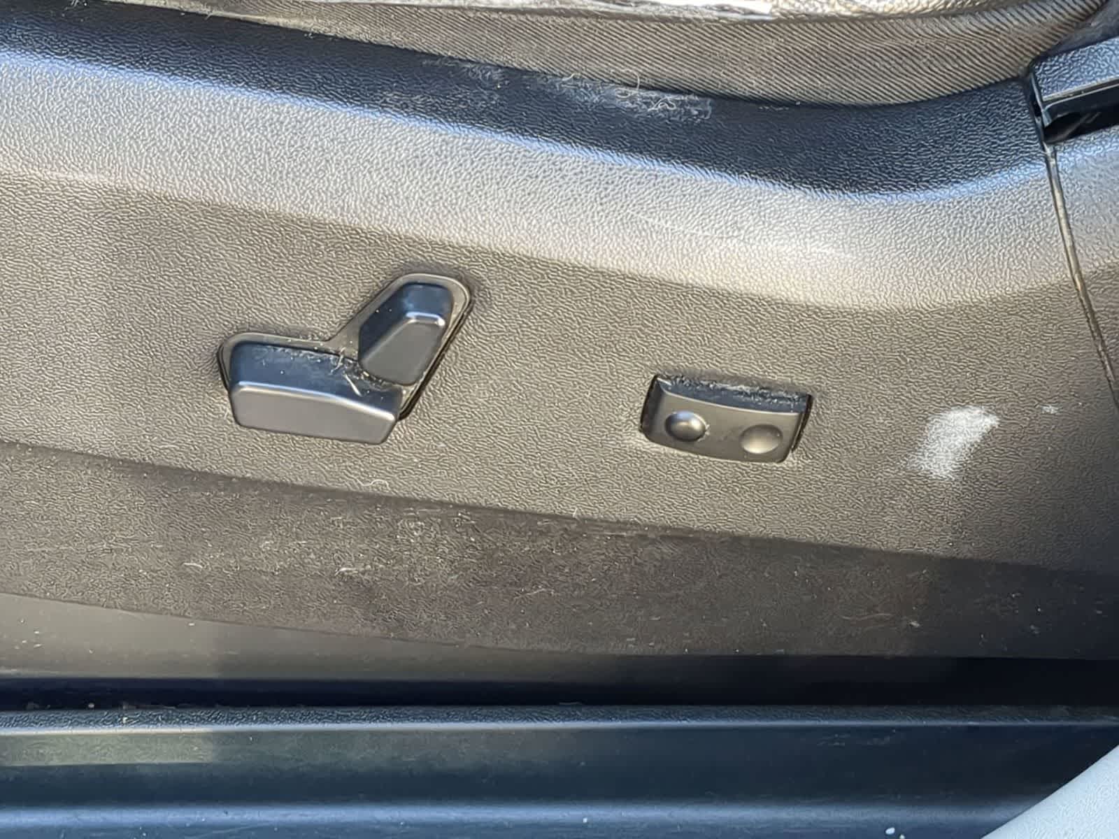 Thumbnail: 2014 Chrysler Town & Country - 17