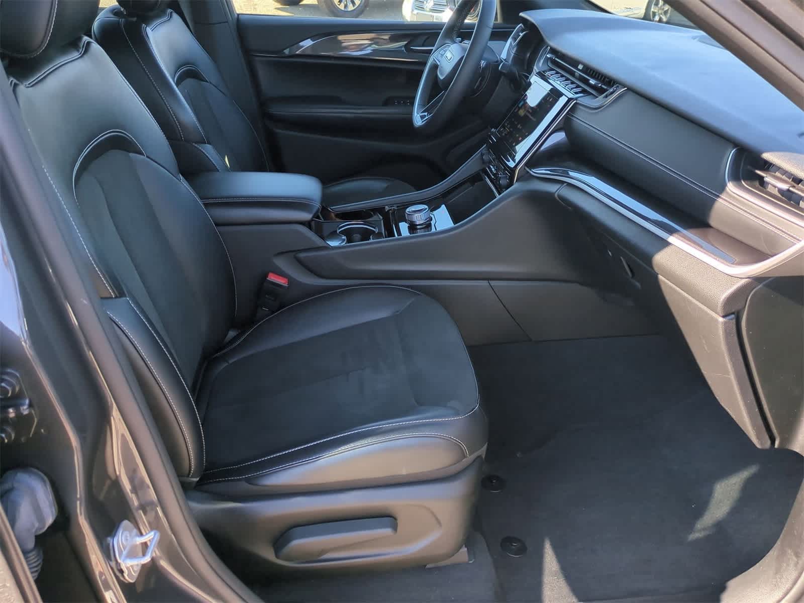 Thumbnail: 2023 Jeep Grand Cherokee L - 21