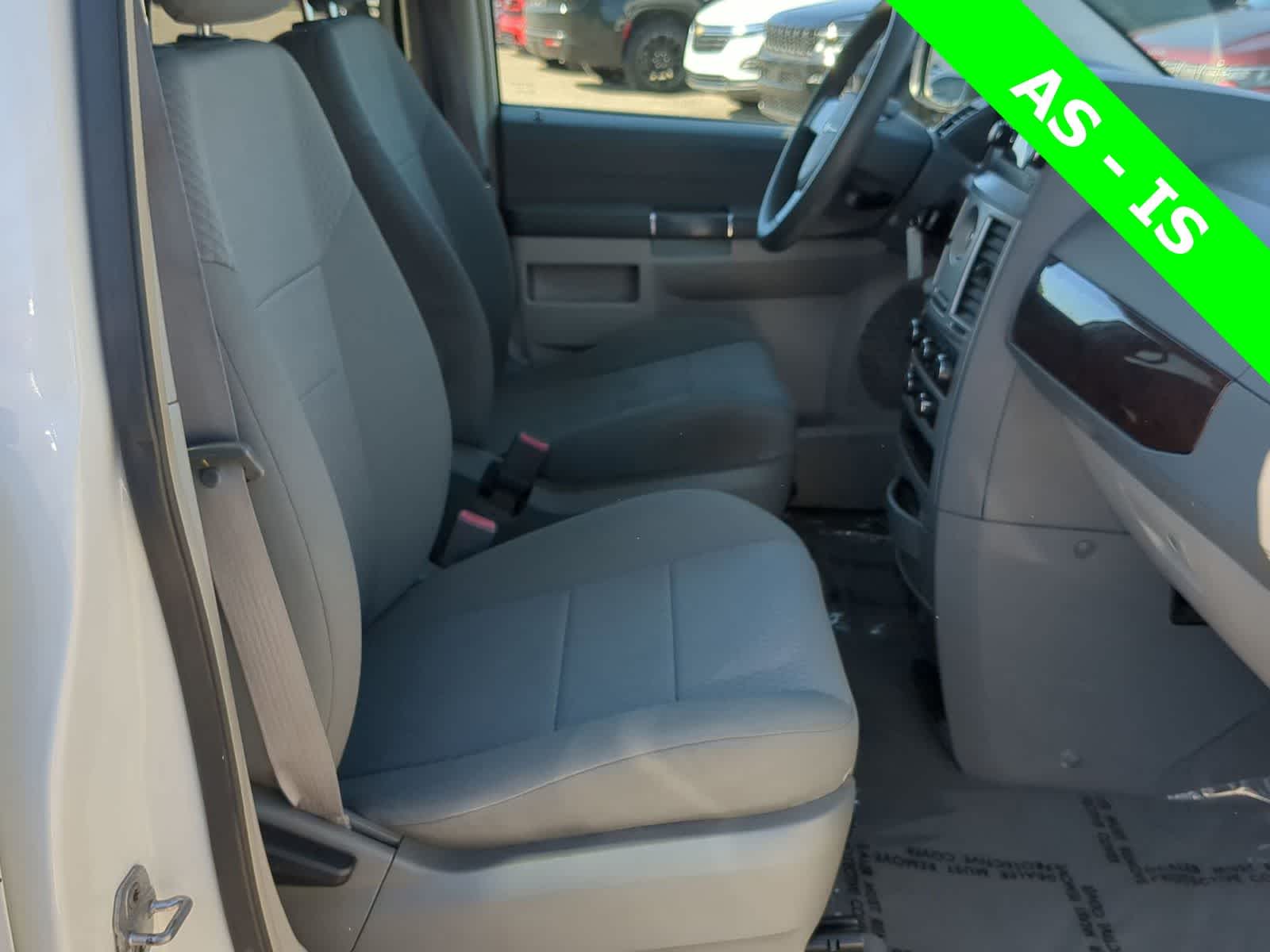 Thumbnail: 2010 Chrysler Town & Country - 21