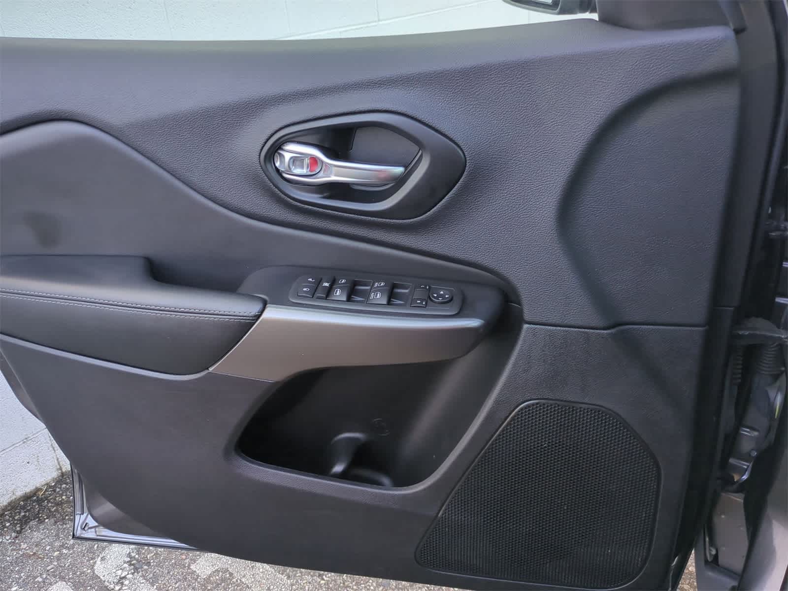 Thumbnail: 2021 Jeep Cherokee - 29