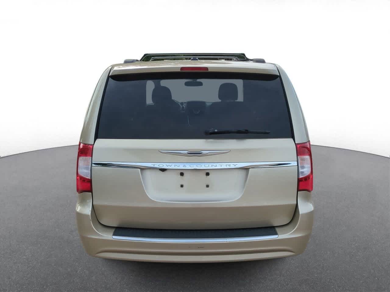 Thumbnail: 2011 Chrysler Town & Country - 7