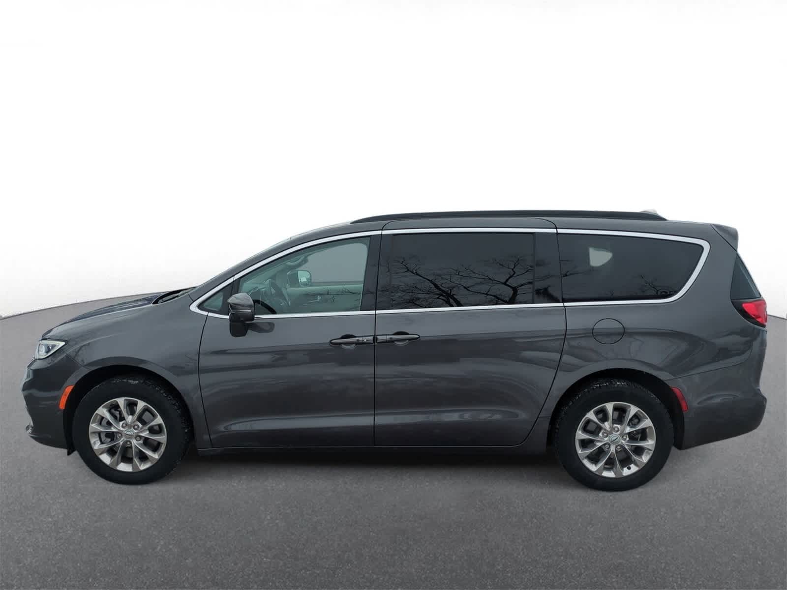 Thumbnail: 2022 Chrysler Pacifica - 5