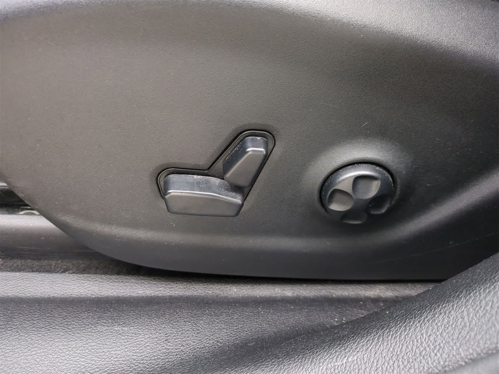 Thumbnail: 2019 Jeep Cherokee - 17